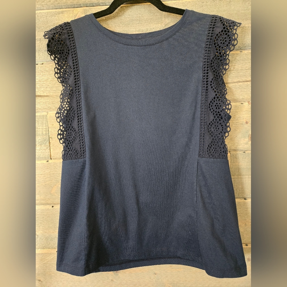 Banana Republic Women’s Sleeveless Eyelet Blue Crew Neck Top - Size Medium